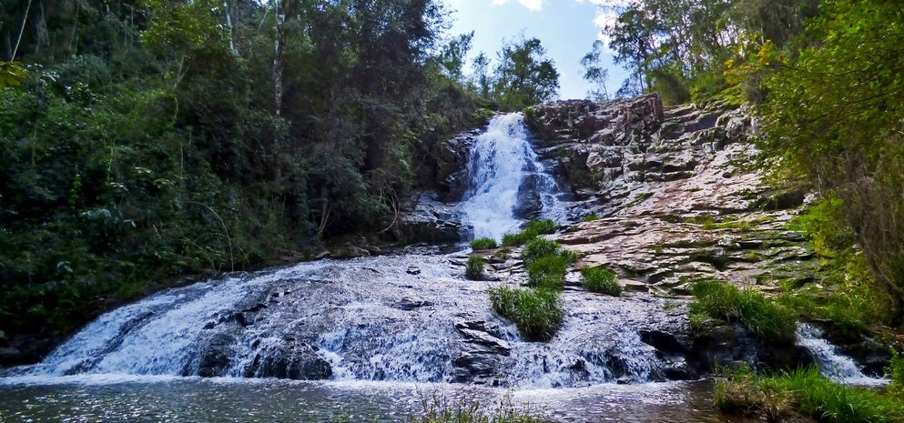 Fotografía real del salto Zulma, rodeado de vegetación en San Vicente, Misiones