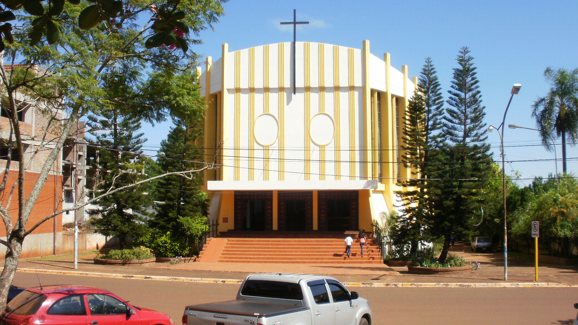 Fotografía real de la fachada de la parroquia San Vicente de Paul, en San Vicente, Misiones